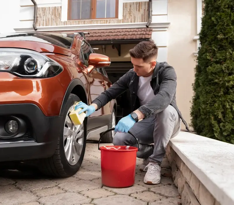Lavage auto à domicile Tillac : professionnel intervenant sur un véhicule